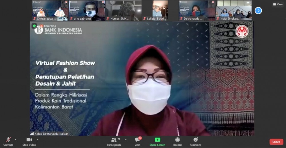 Pelatihan Merancang Busana Di Tutup, Ibu Ketua Dekranasda Ingatkan Perajin Agar Lebih Kreatif di Masa Pandemi